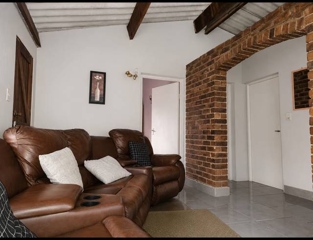 2 BEDROOM HOUSE FOR SALE IN STRETFORD